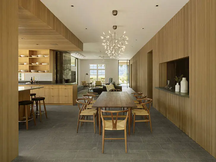 En las sombras de los viñedos y árboles frutales: casa reconstruida en California - Gallery image 1