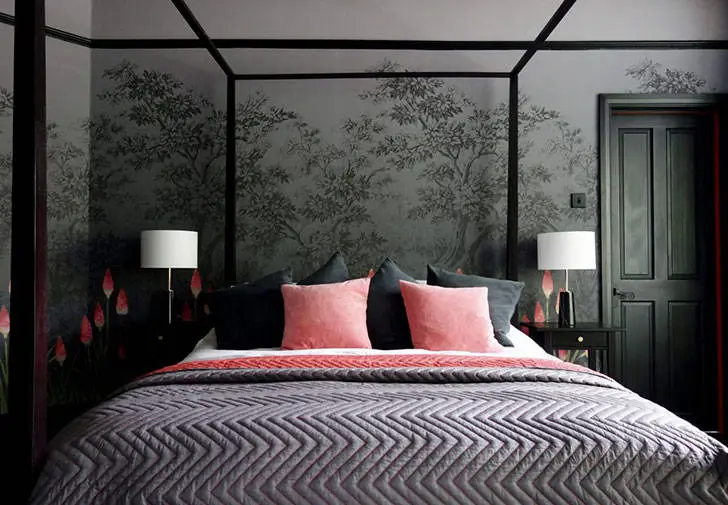 Як у казці: чарівна спальня із сміливою квітковою паперовою обоями - Gallery image 0
