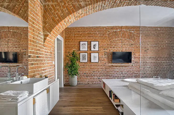 Цегляні стіни та біліардний стіл: квартира футболіста в Словенії - Gallery image 2