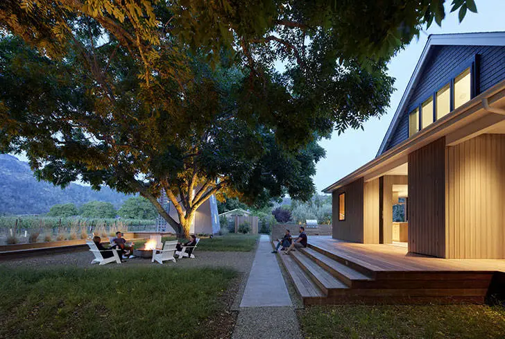 En las sombras de los viñedos y árboles frutales: casa reconstruida en California - Gallery image 14