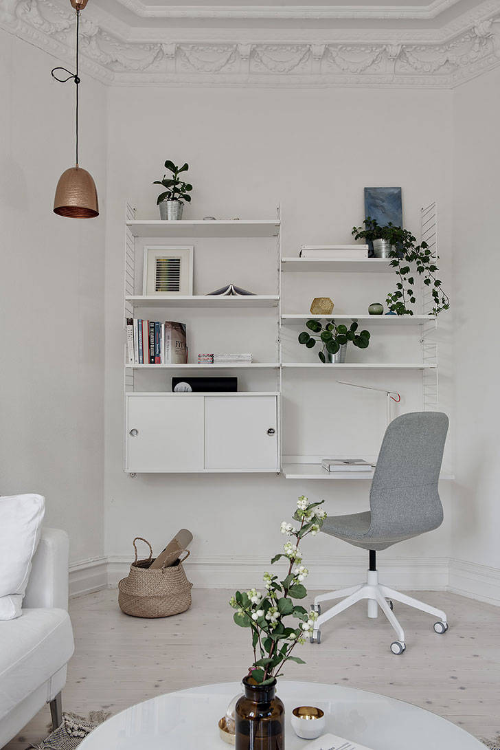 Потолки с лепниной и современная мебель: интересная квартира в Швеции