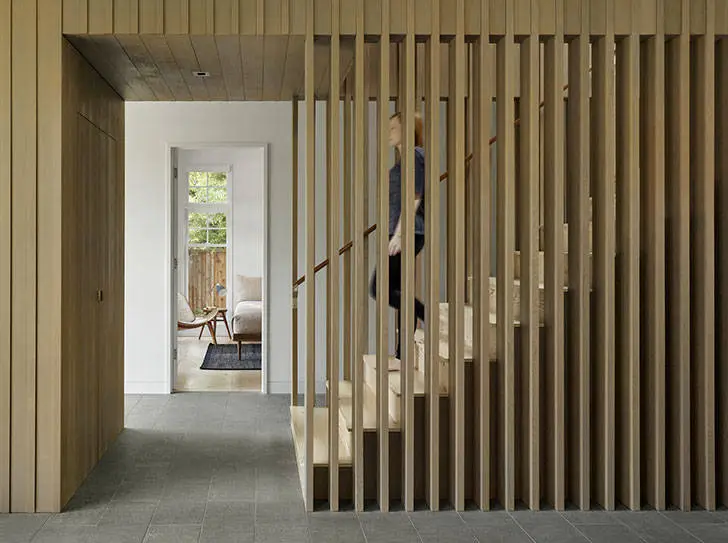 En las sombras de los viñedos y árboles frutales: casa reconstruida en California - Gallery image 4