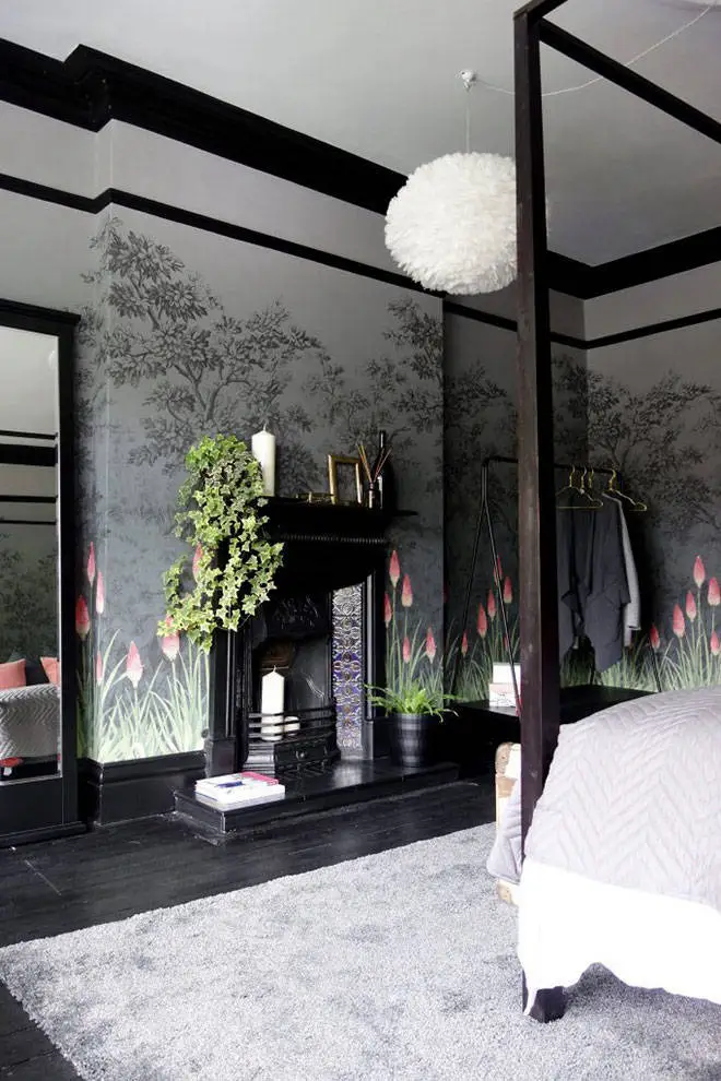 Як у казці: чарівна спальня із сміливою квітковою паперовою обоями - Gallery image 4