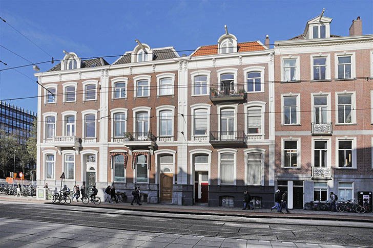 Современные апартаменты с интересным декором в красивом здании в Амстердаме