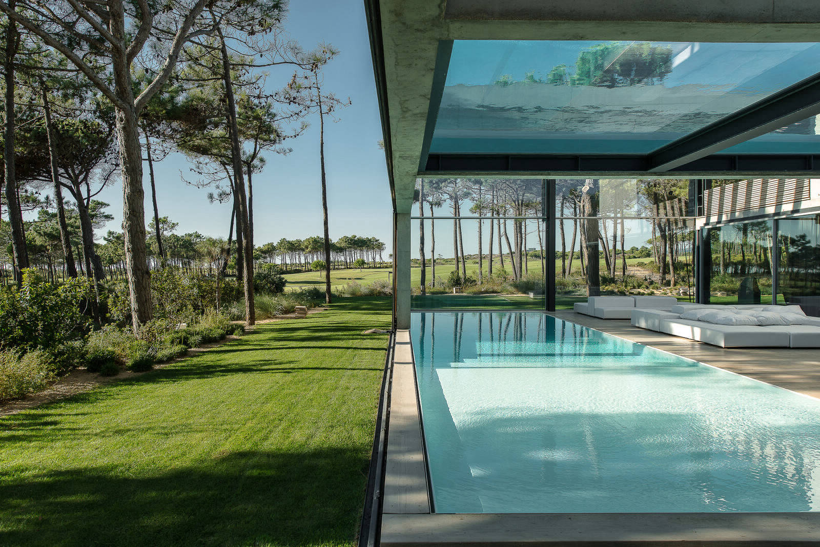 Стеклянный бассейн на вилле в Португалии