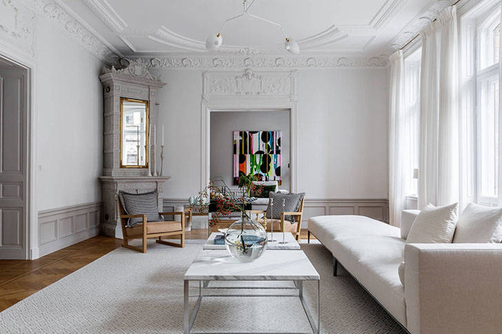 Изысканный белый интерьер апартаментов в старом доме в Стокгольме