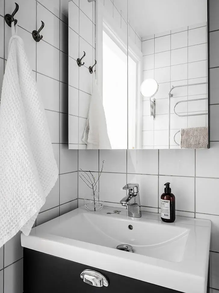 Czarno-biała studio na ostatnim piętrze (31 m²) - 18