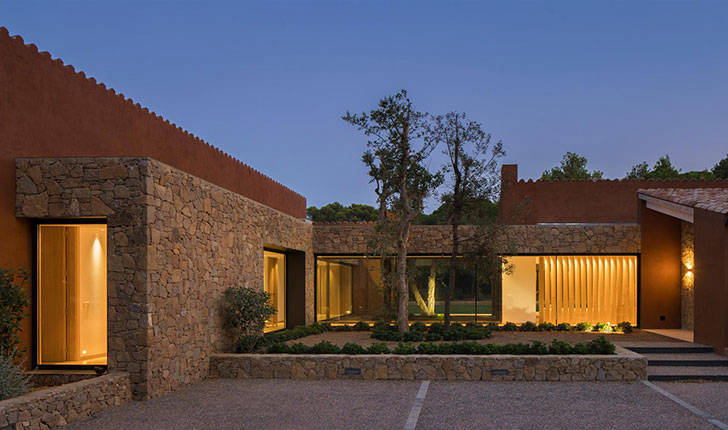 Современный дом с теплыми интерьерами в Испании
