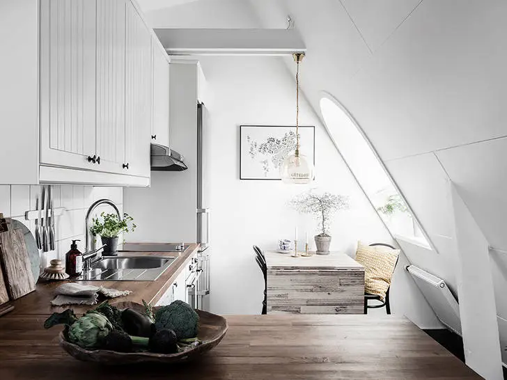 Czarno-biała studio na ostatnim piętrze (31 m²) - 13