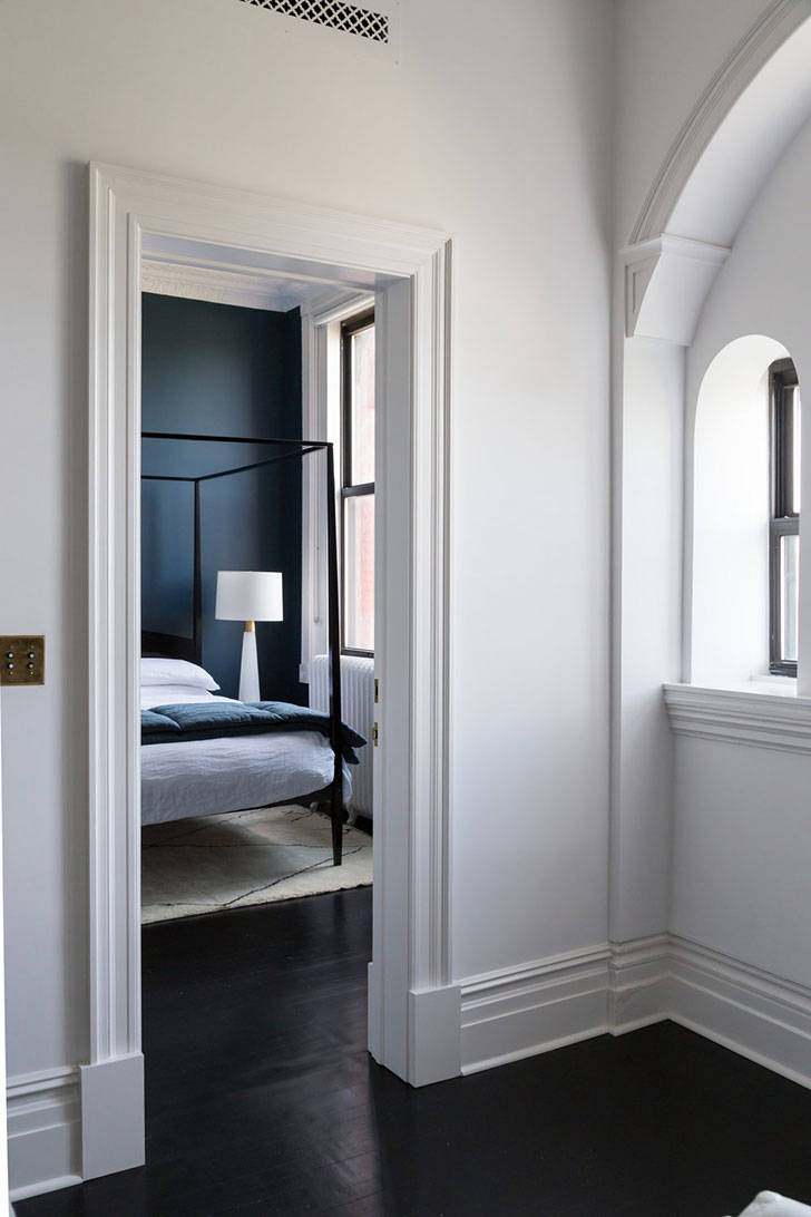 Пальма в гостиной и стильная плитка: эклектичные апартаменты в пригороде Нью-Йорка