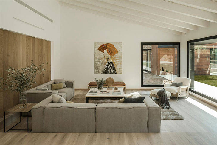 Современный дом с теплыми интерьерами в Испании