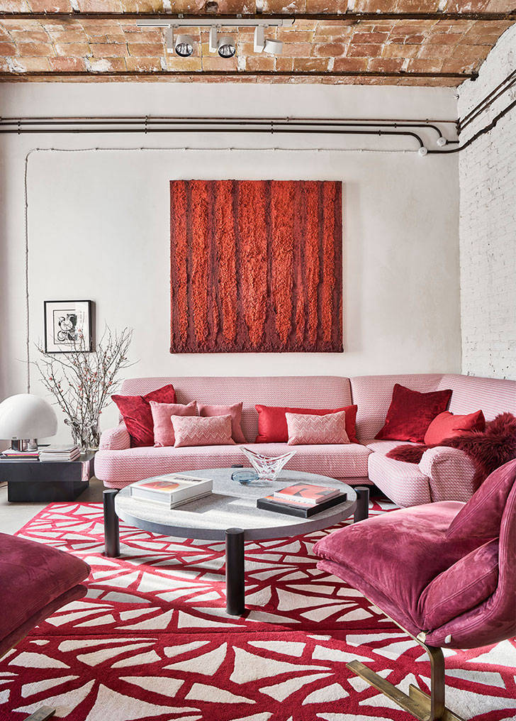 Розовый диван и элементы стиля лофт: эклектичная квартира в Барселоне