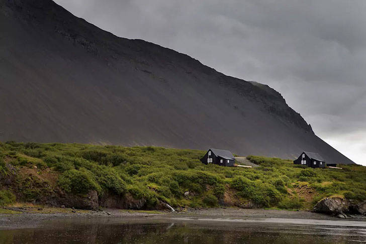 Атмосферный коттедж в суровой Исландии
