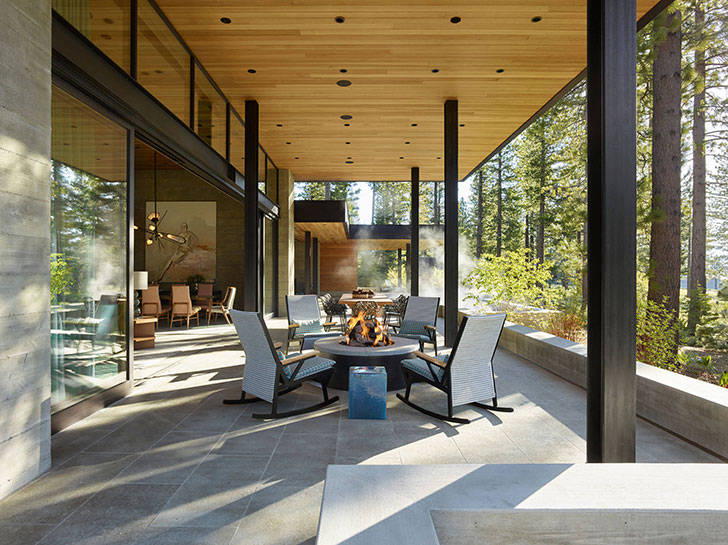 Большой дом для отдыха посреди леса в Калифорнии