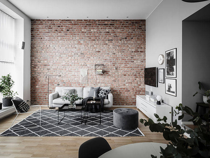 Кирпичная стена в гостиной и черная спальня: квартира в Швеции (59 кв. м)