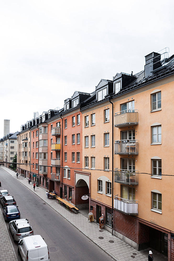 Небольшая шведская квартира со спальней под потолком (44 кв. м)