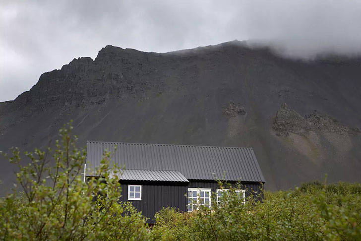 Атмосферный коттедж в суровой Исландии