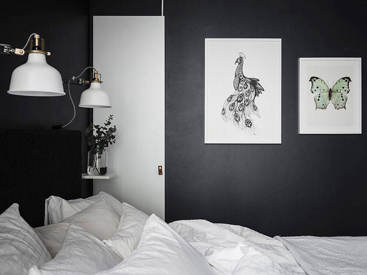 Кирпичная стена в гостиной и черная спальня: квартира в Швеции (59 кв. м)
