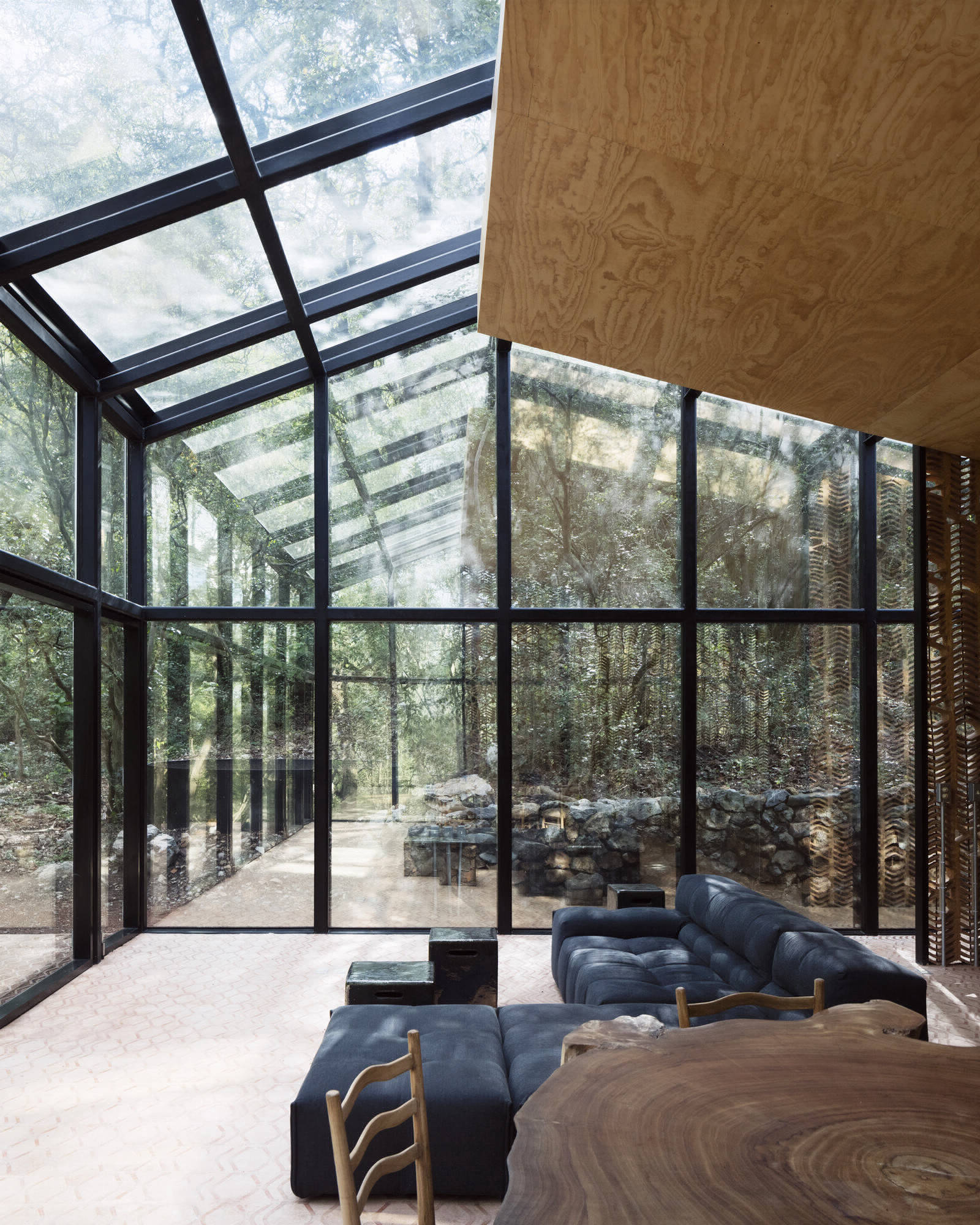Зеркальный дом в мексиканских лесных зарослях