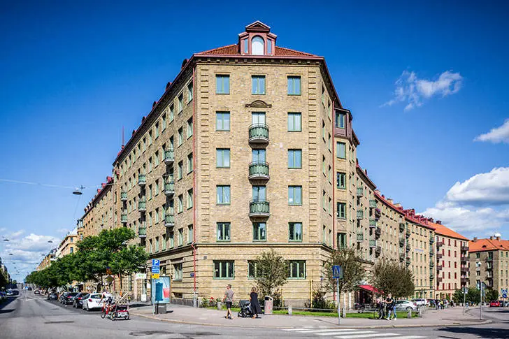 Серая малютка: квартира с антресольной спальней (23 кв. м)