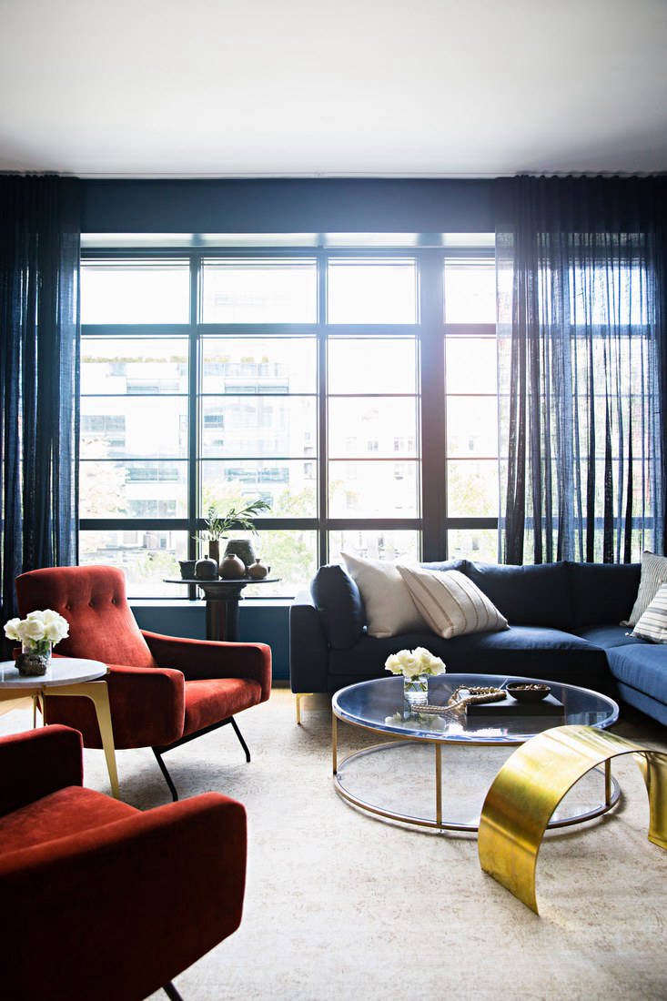 Темные тона и элегантные детали: стильная квартира на Манхеттене