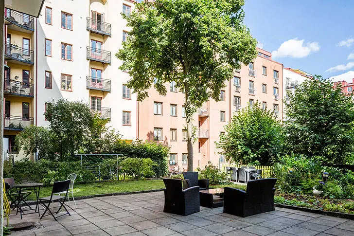 Серая малютка: квартира с антресольной спальней (23 кв. м)