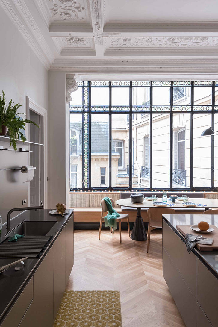 Квартира с витражным окном и необычными обоями в Париже