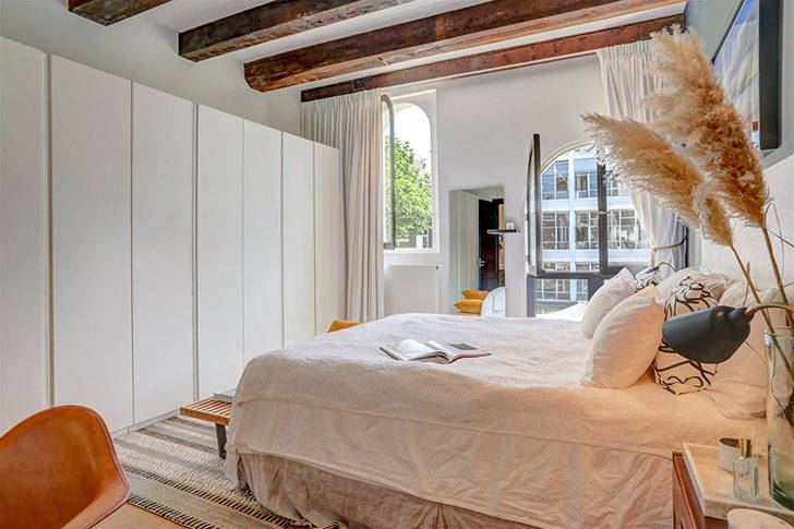 Просторные комнаты, балки и арочные окна: величественные апартаменты в Амстердаме