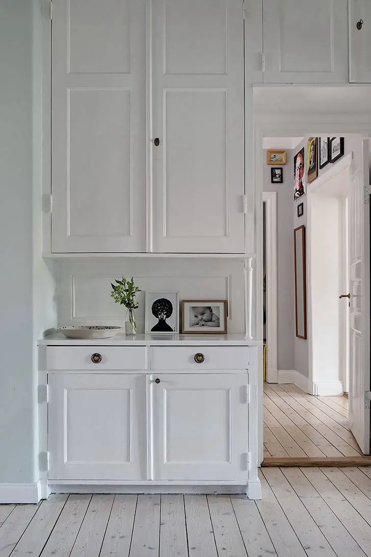 Скандинавская квартира с черной кухней (104 кв. м)