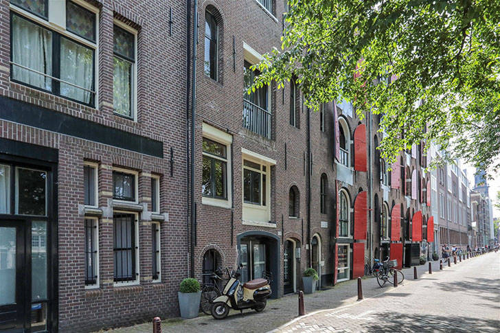 Просторные комнаты, балки и арочные окна: величественные апартаменты в Амстердаме