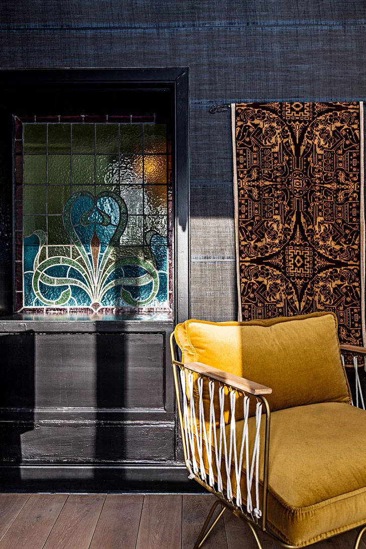 Цветы, орнаменты и старинная мебель: экстраординарная квартира адвоката в Брюсселе
