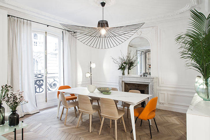 Белоснежная парижская квартира с оранжевыми и желтыми деталями