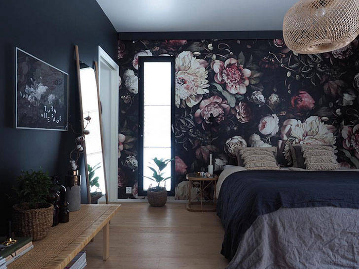 Светлая квартира в Финляндии с темной цветочной спальней