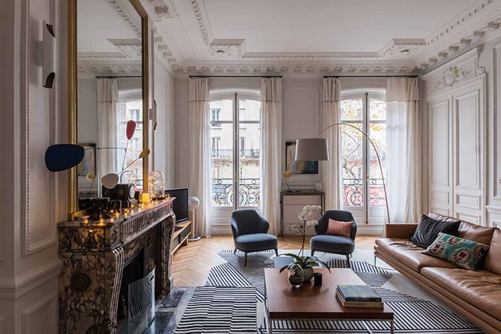 Квартира с витражным окном и необычными обоями в Париже
