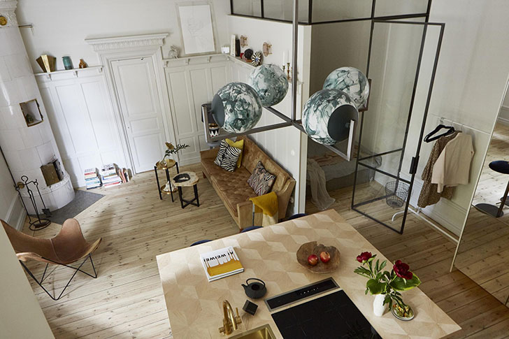 Маленька квартира з золотим кухонним островом в Стокгольмі (37 кв. М)