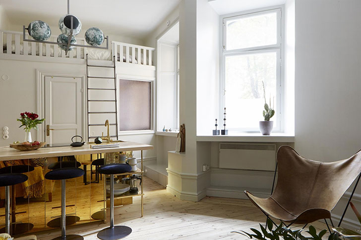 Маленькая квартира с золотым кухонным островом в Стокгольме (37 кв. м)