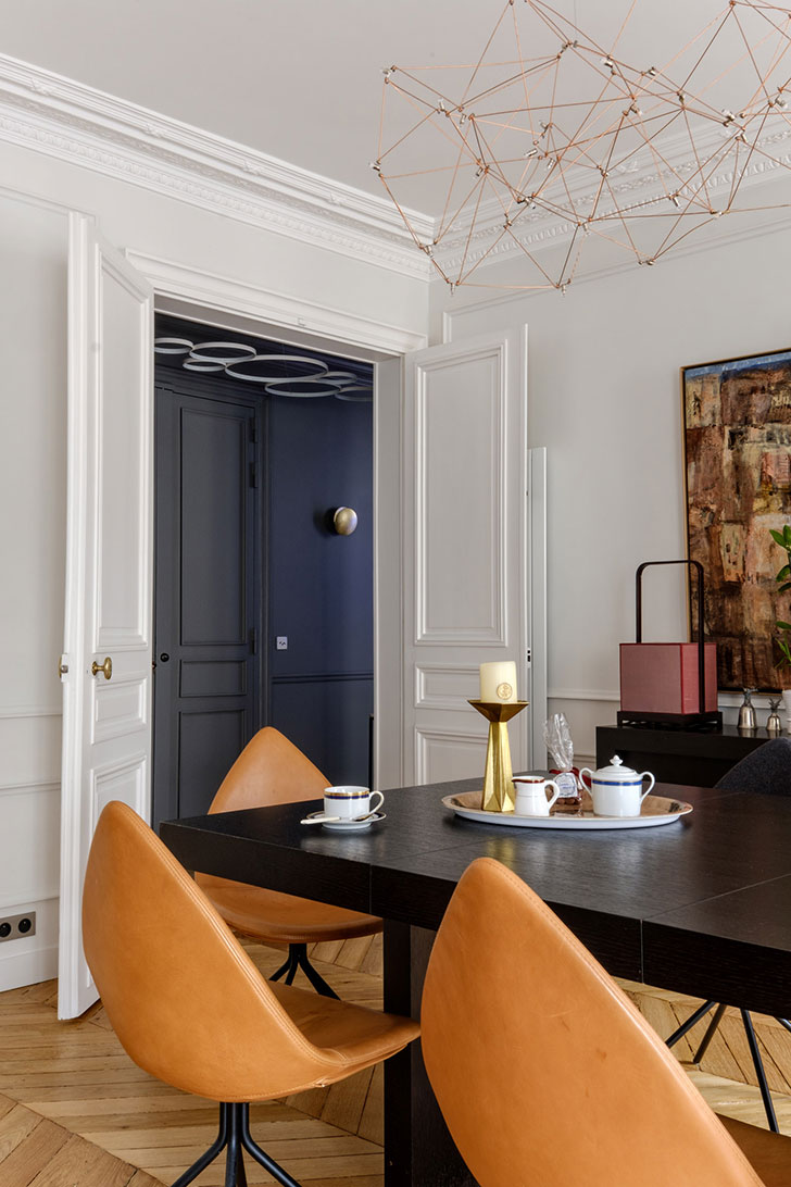 Квартира в Париже с интересными цветовыми сочетаниями и любопытным декором