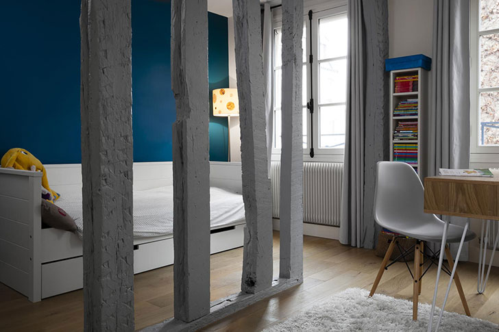 Необычная парижская квартира со интерьерами в синих тонах