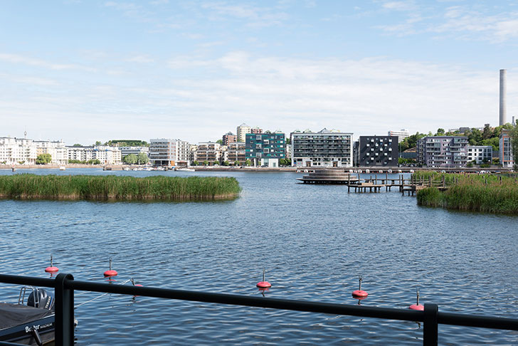Оазис в большом городе: современный частный дом с видом на залив в Стокгольме