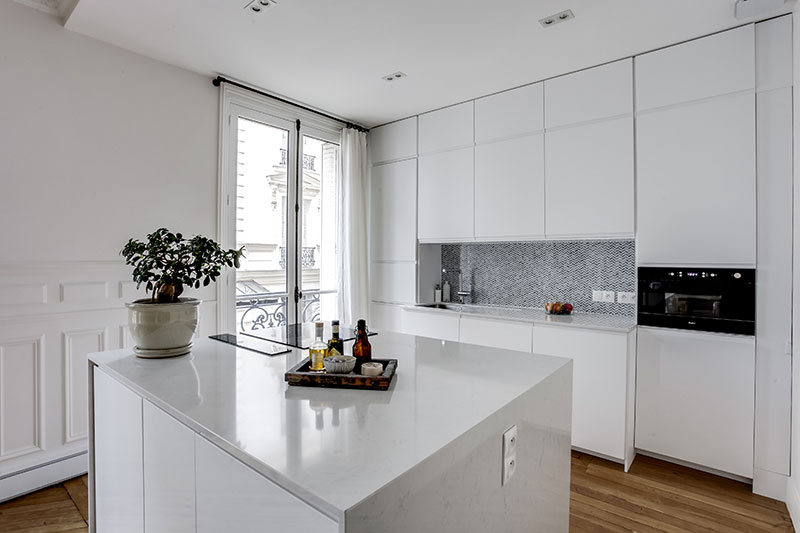 Классический декор, ретро мебель и минималистичный характер: квартира в Париже