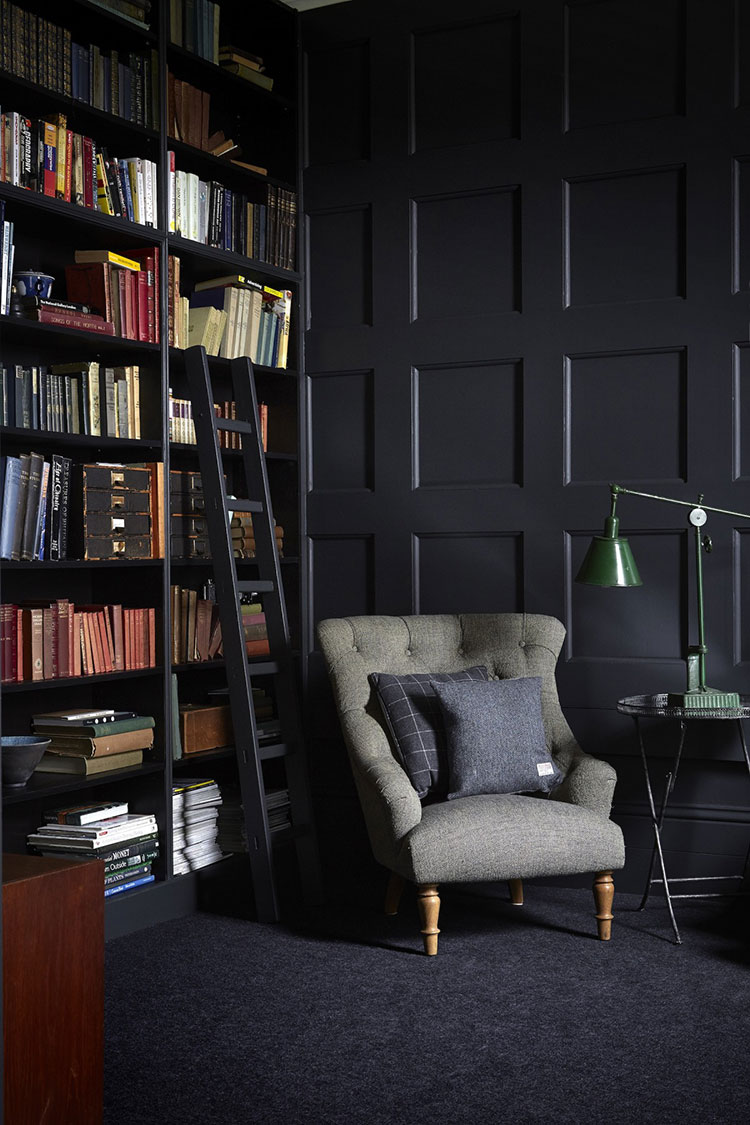 Остекленная крыша, черная библиотека и домик-беседка: просторный дом Лондоне