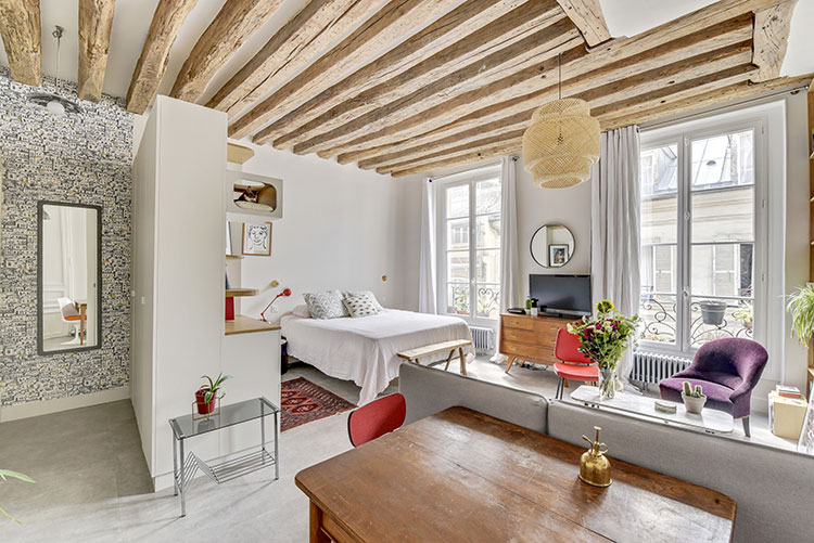Небольшая квартира с балками в Париже (45 кв. м)