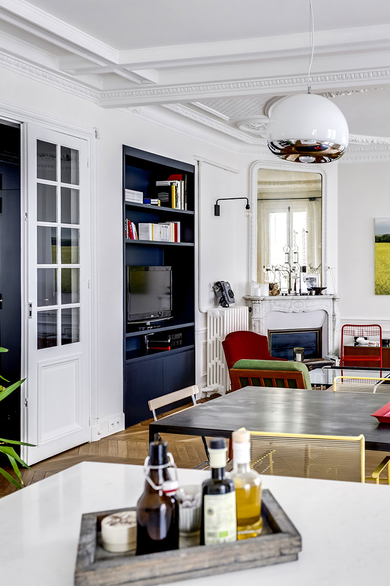 Классический декор, ретро мебель и минималистичный характер: квартира в Париже