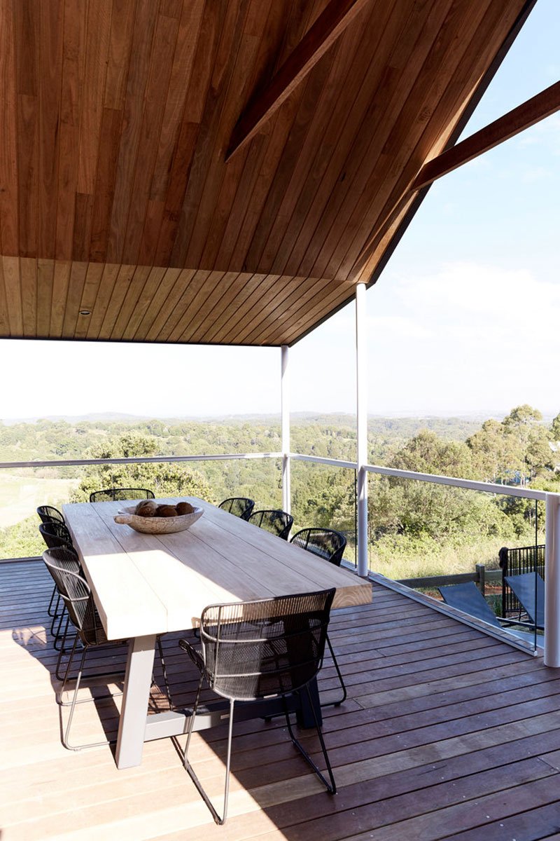 Современный дом в Австралии с необычной крышей и большой верандой