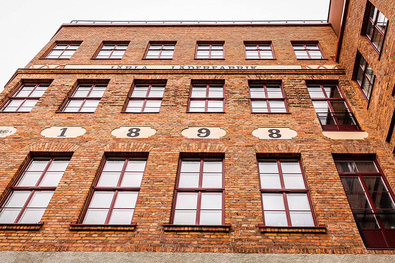 Лофт с высокими потолками и видом на озеро в здании бывшей фабрики в Стокгольме