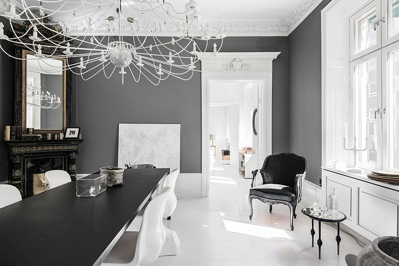 Смелая мебель и аксессуары в интерьере квартиры в Швеции