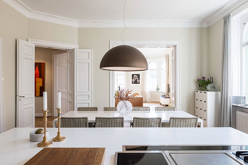 Солнечная квартира в роскошном классическом доме в Стокгольме