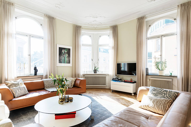 Солнечная квартира в роскошном классическом доме в Стокгольме