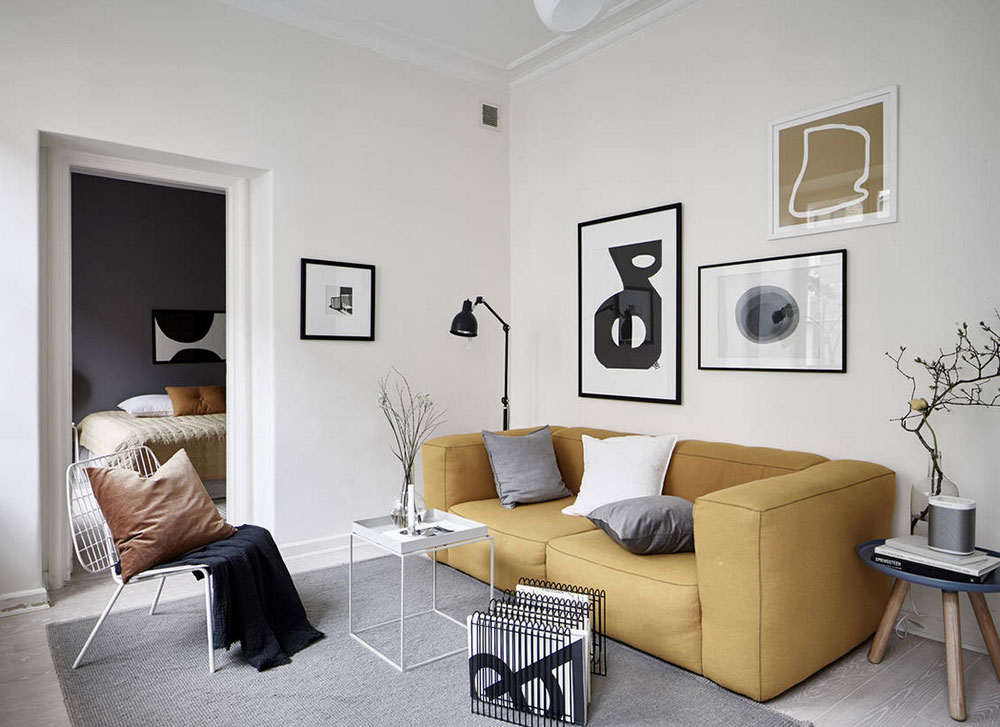 Желтый диван и темно-серая спальня: современная скандинавская квартира