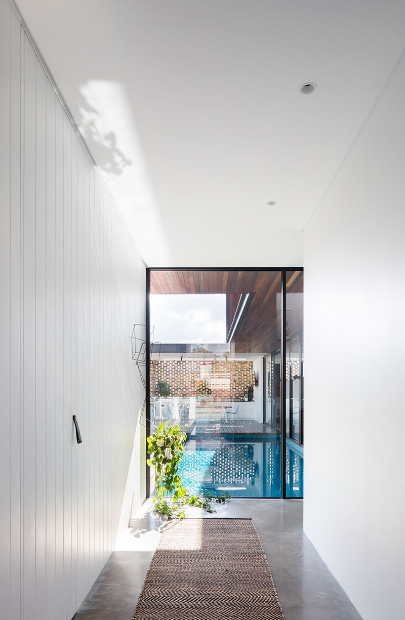 Современный особняк со стеклянными стенами и лофт-деталями в Австралии